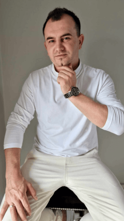 Marcin Dudek - właściciel firmy Stolarstwo Dudek, schody drewniane, drzwi drewniane