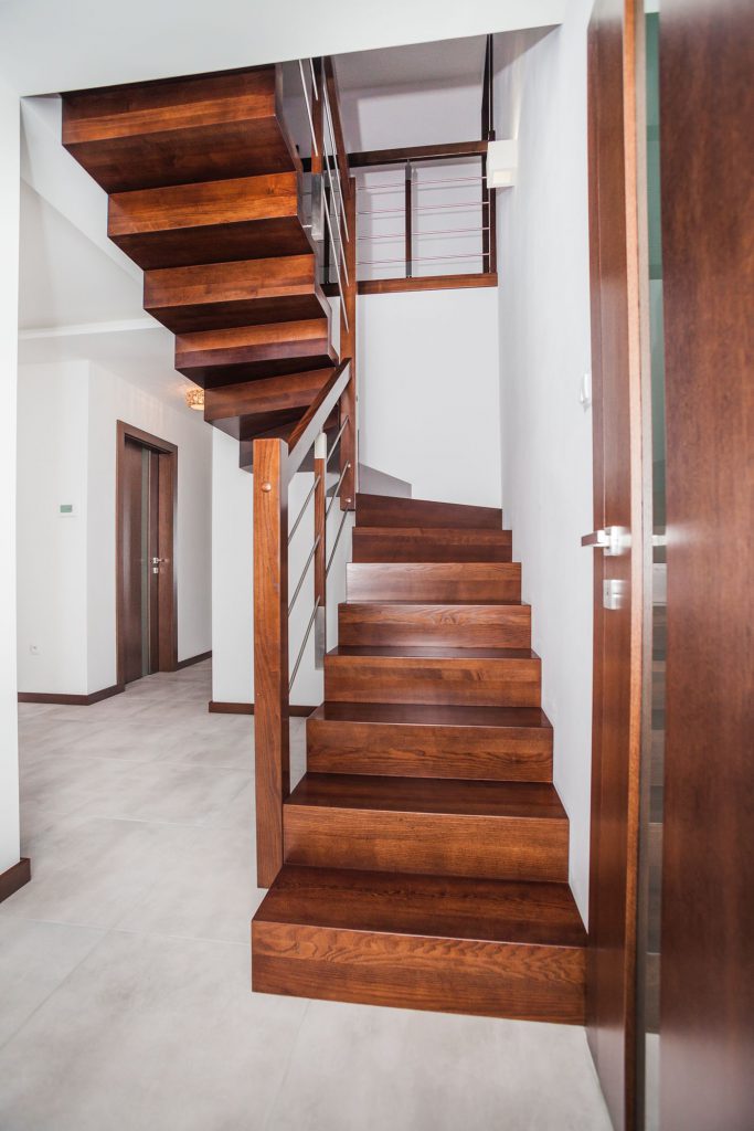 Kompleksowo schody dywanowe, balustrada drewno łączone z nierdzewką, drzwi bezprzylgowe, oraz listwy podłogowe.  Realizacja Mikołów