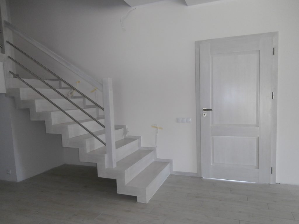 Bielone Schody dywanowe grubości 12 cm, oraz Drzwi. Realizacja w Mikołowie ul. Czereśniowa